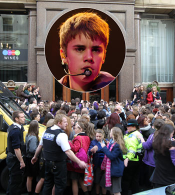 http://justinbr.my1.ru/justinbieber-liverpoolhotelriot.jpg